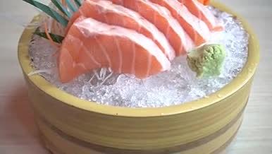 新鲜鱼肉三文鱼寿司生鱼片材料视频的预览图